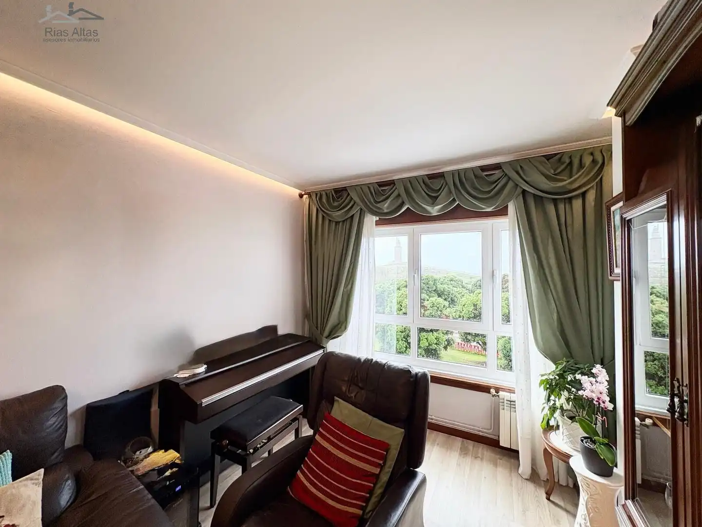 Sala de estar de Piso en venta en A Coruña Capital  con Calefacción, Jardín privado y Trastero