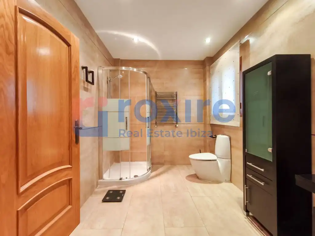 Bany de Casa o xalet en venda en Sant Josep de sa Talaia amb Aire condicionat, Jardí privat i Terrassa