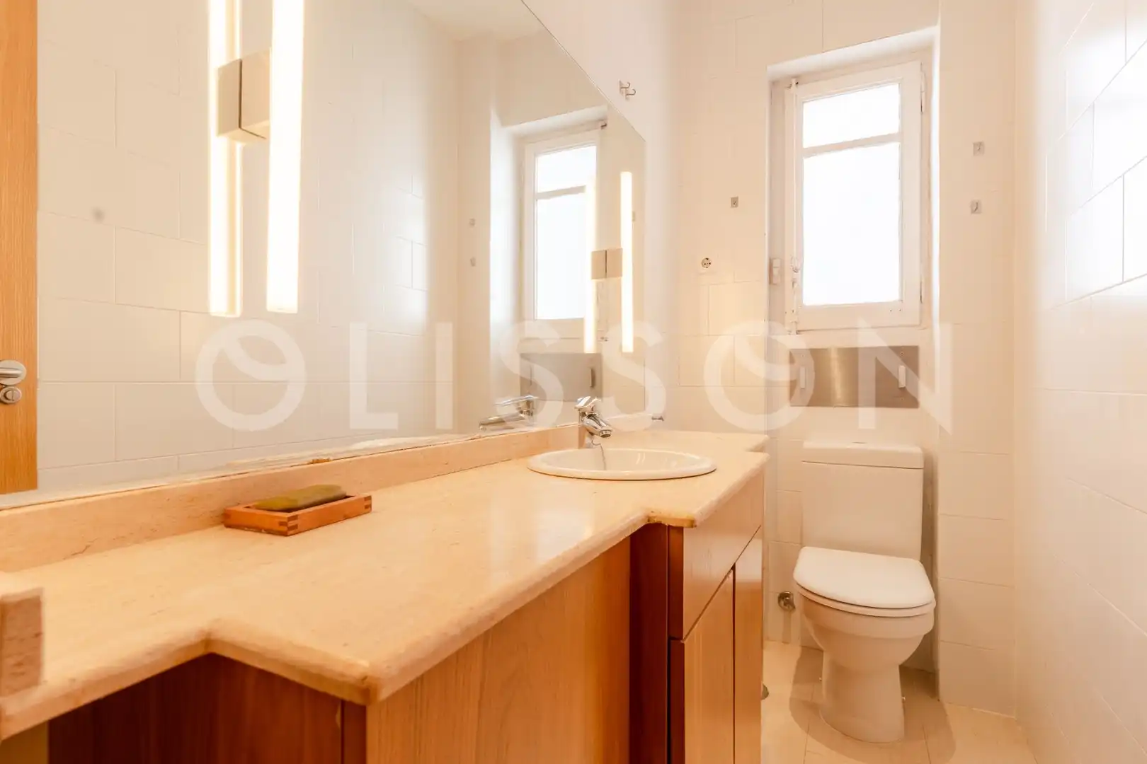 Baño de Piso en venta en Madrid con Calefacción, Trastero y Amueblado
