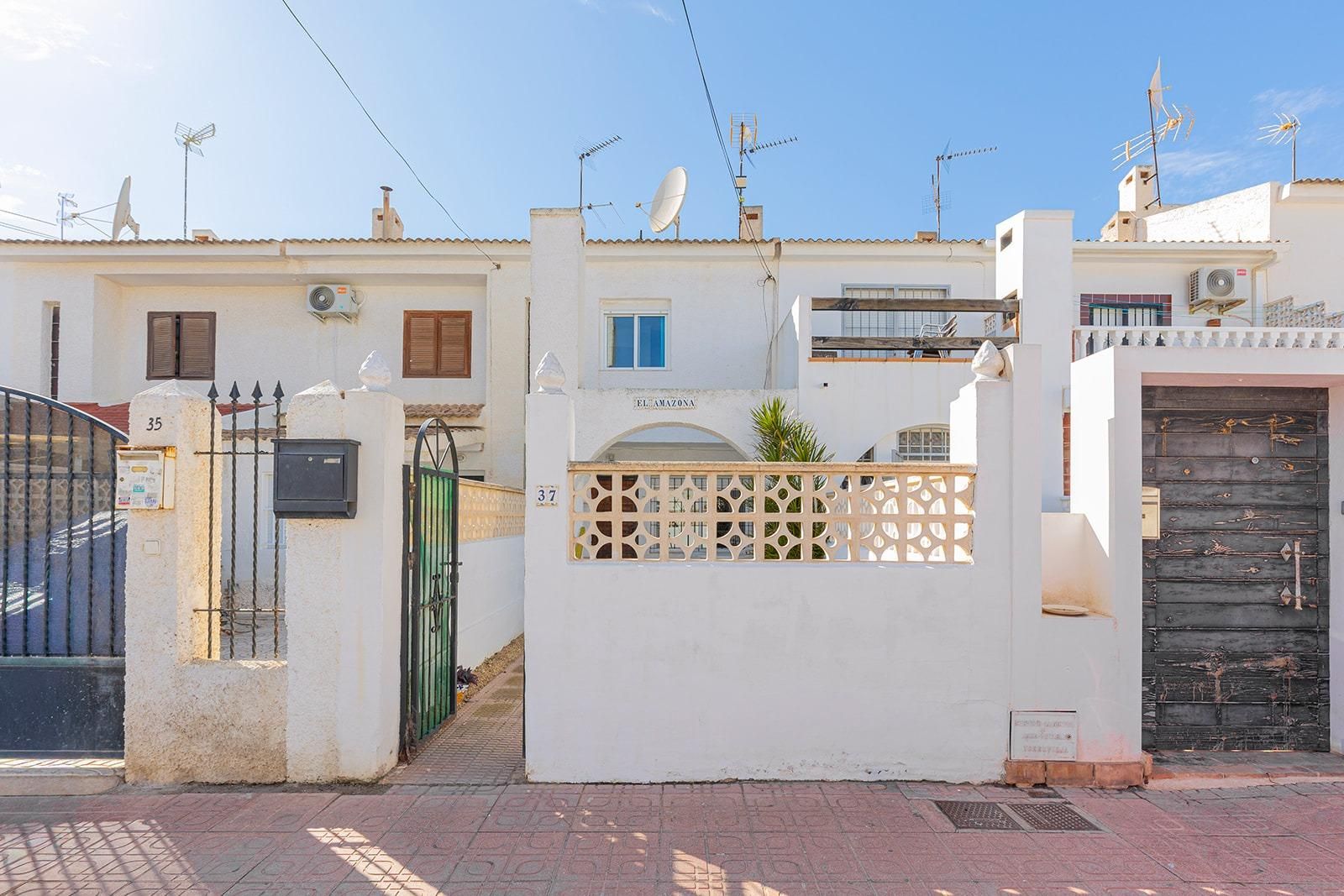 Vista exterior de Casa adosada en venta en Torrevieja con Jardín privado, Terraza y Amueblado