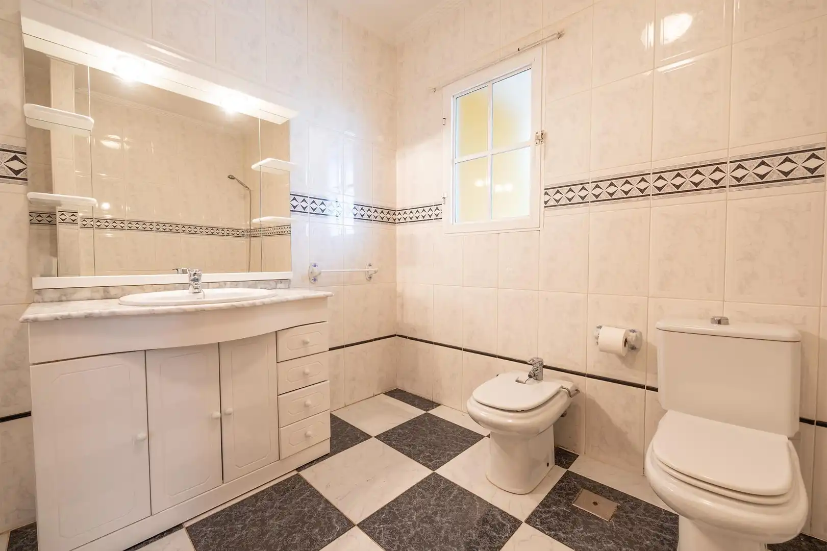 Bany de Casa o xalet en venda en Orihuela amb Aire condicionat, Jardí privat i Terrassa