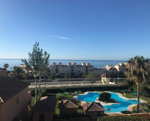 Vista exterior de Casa adosada en venda en Estepona amb Moblat i Piscina comunitària