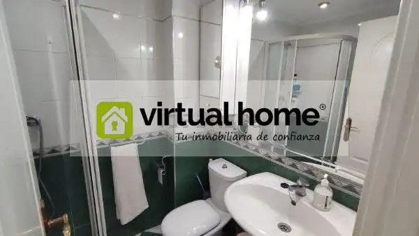 Baño de Apartamento en venta en Benidorm con Aire acondicionado, Jardín privado y Amueblado