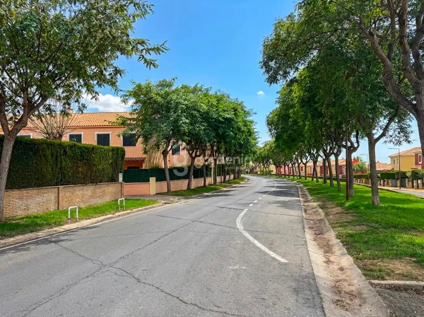 Außenansicht von Einfamilien-Reihenhaus zum Verkauf in Islantilla mit Privatgarten und Terrasse