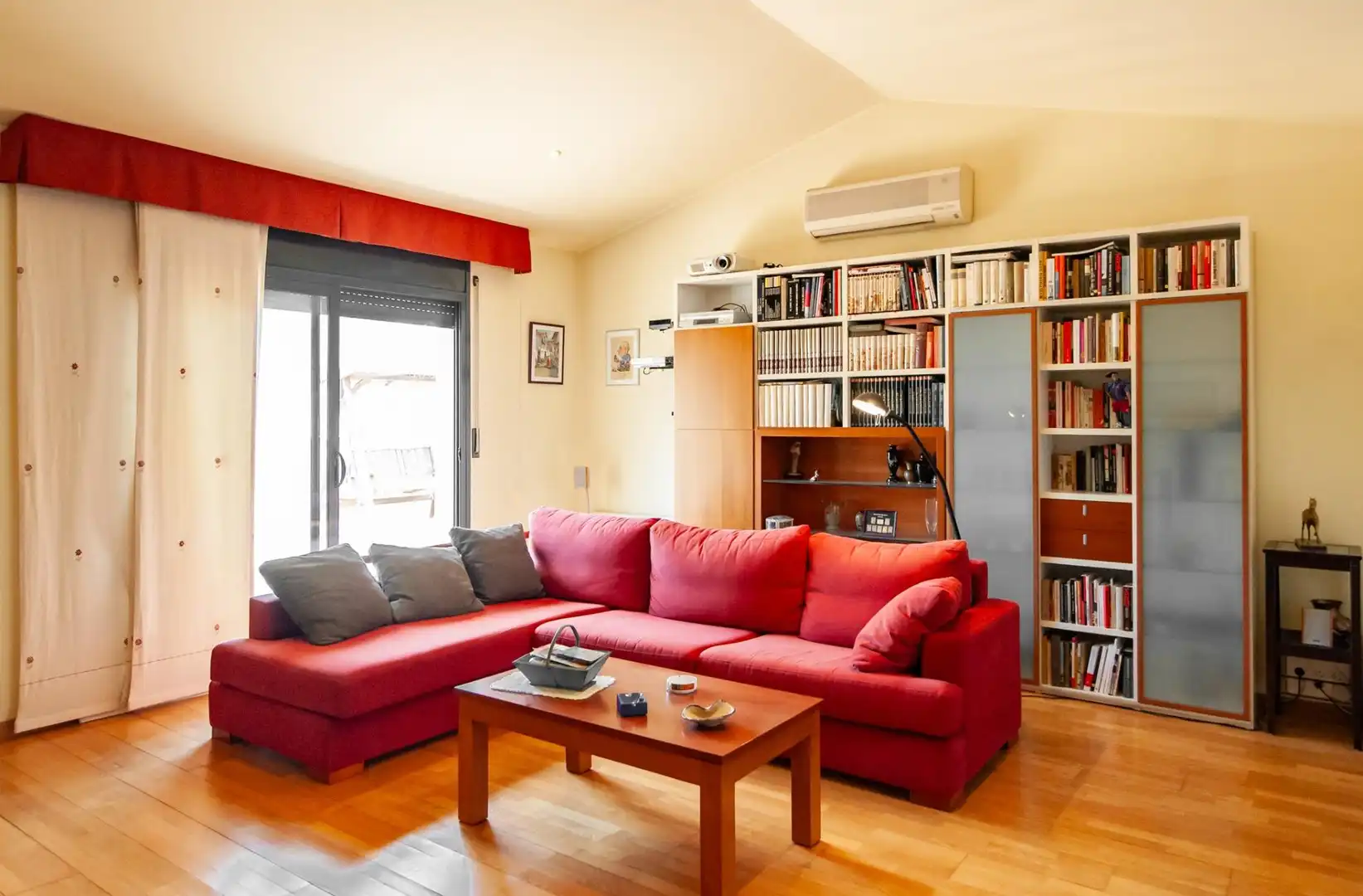 Sala d'estar de Dúplex en venda en Vilafranca del Penedès amb Aire condicionat, Calefacció i Jardí privat