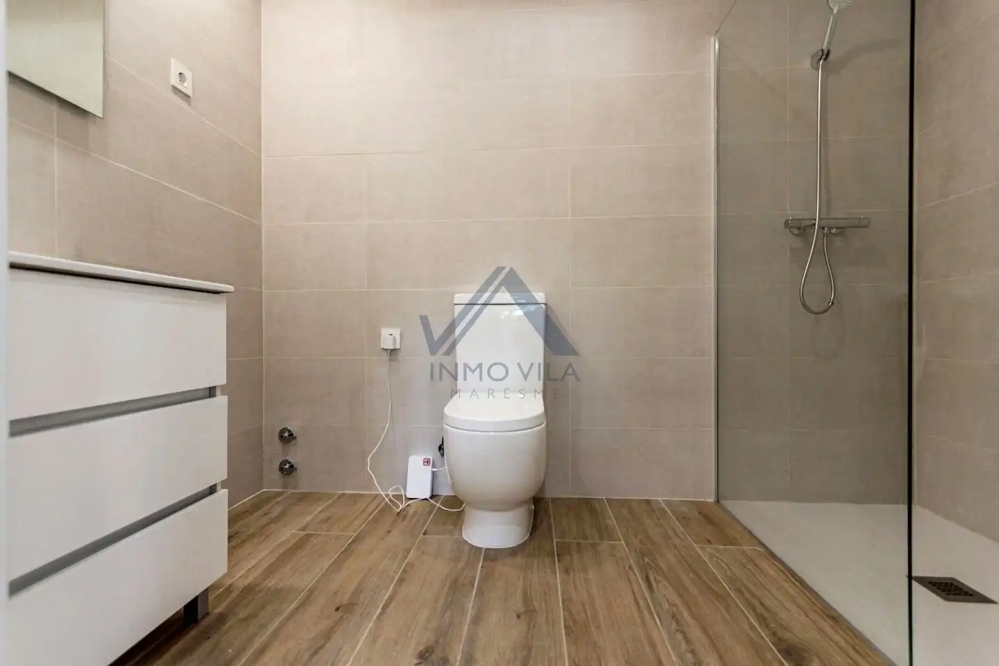 Badezimmer von Erdgeschoss zum Verkauf in Girona mit Klimaanlage und Terrasse