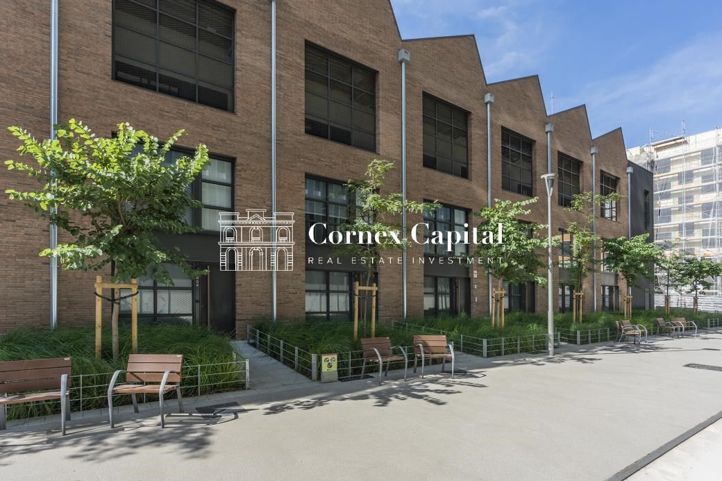 Exterior view of Flat for sale in  Barcelona Capital  with Air Conditioner and Heating
