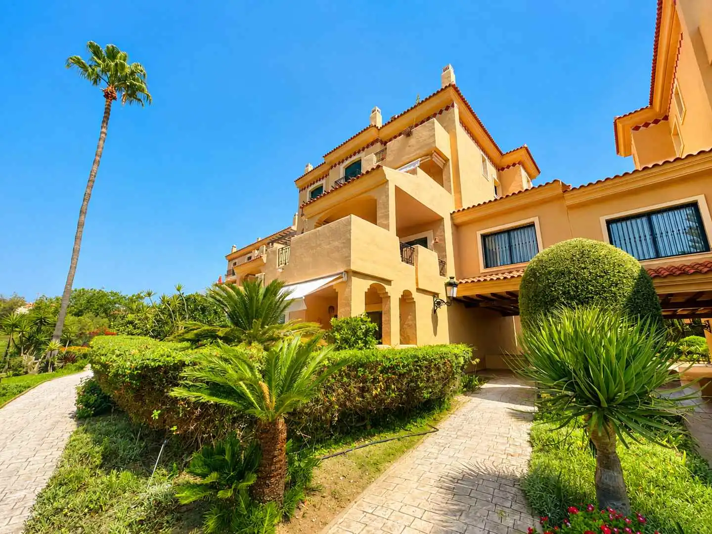 Vista exterior de Dúplex en venta en Manilva con Aire acondicionado, Calefacción y Terraza