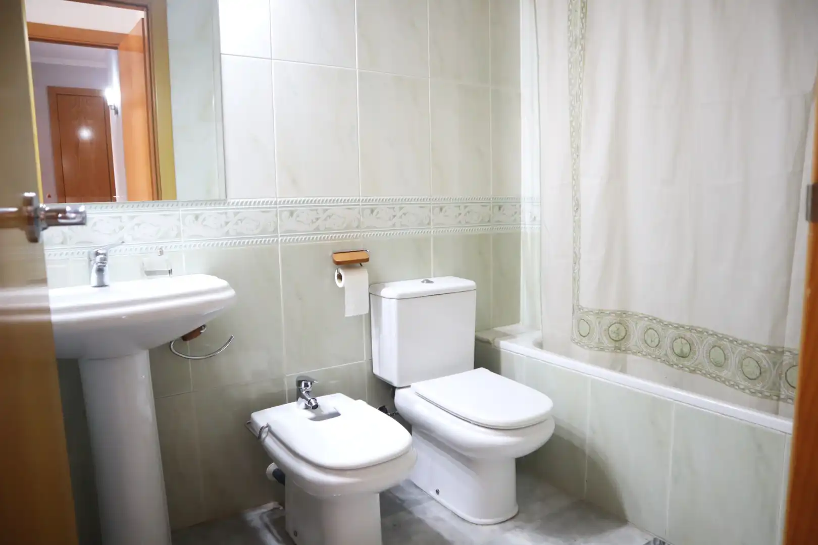 Bany de Pis en venda en Montcada i Reixac amb Calefacció, Terrassa i Balcó