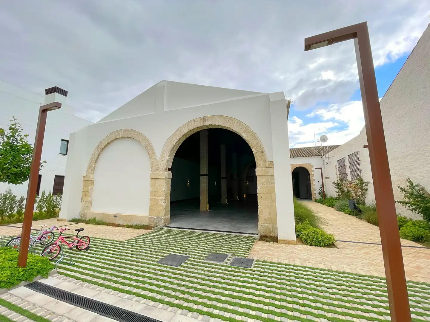 Vista exterior de Casa o xalet en venda en El Puerto de Santa María amb Terrassa, Moblat i Piscina comunitària