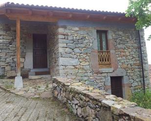 Vista exterior de Casa o xalet en venda en Belmonte de Miranda amb Terrassa i Piscina