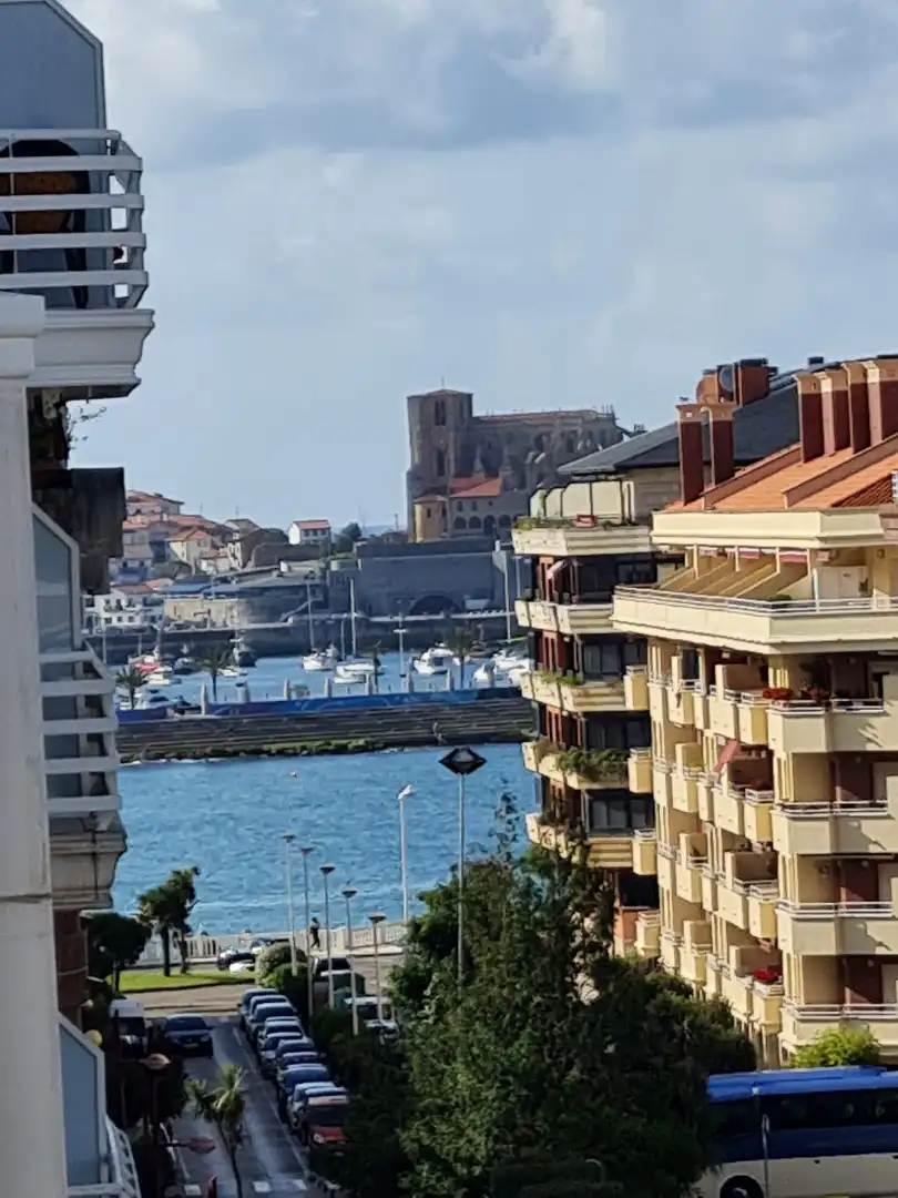 Vista exterior de Piso de alquiler en Castro-Urdiales con Calefacción, Parquet y Amueblado