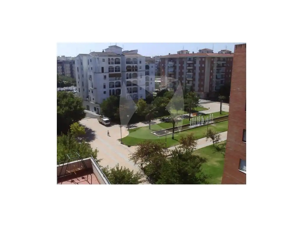 Vista exterior de Pis de lloguer en Badajoz amb Terrassa, Moblat i Balcó