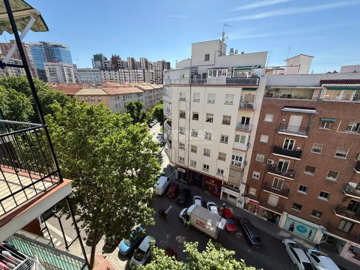 Vista exterior de Pis en venda en Madrid amb Aire condicionat i Calefacció