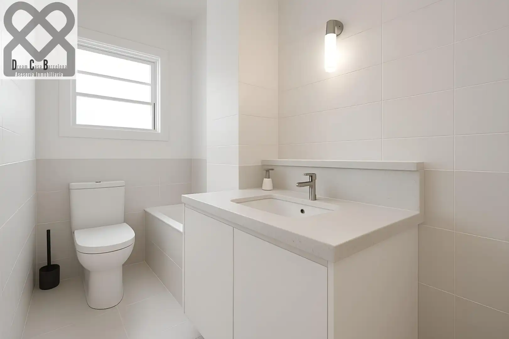 Badezimmer von Dachboden zum Verkauf in Barcelona mit Heizung und Terrasse