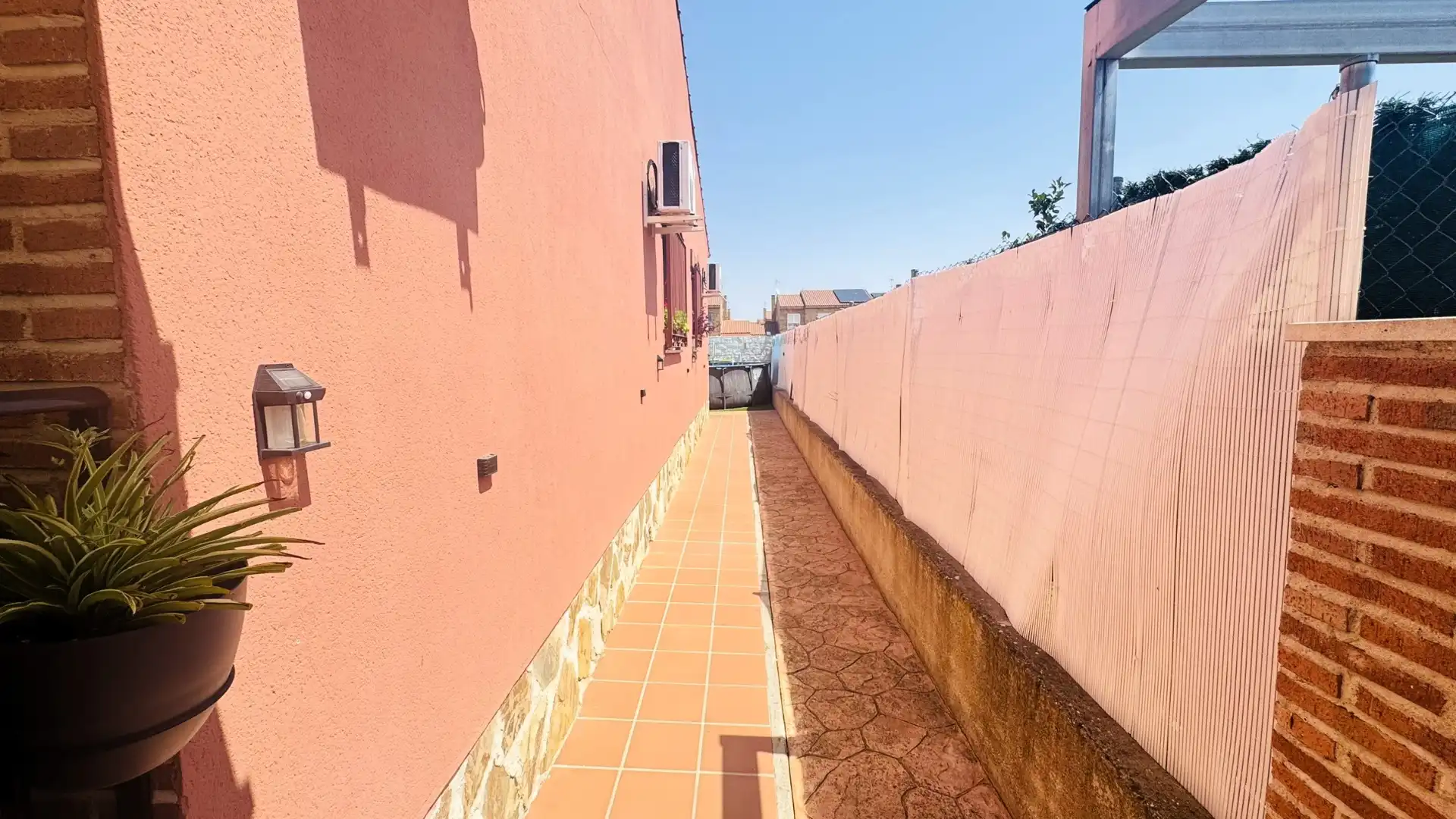 Vista exterior de Casa o xalet en venda en Cedillo del Condado amb Aire condicionat, Calefacció i Jardí privat