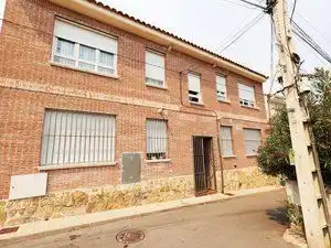Vista exterior de Pis en venda en Navalagamella amb Calefacció