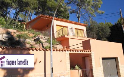 Vista exterior de Casa o xalet en venda en L'Ametlla del Vallès amb Calefacció, Jardí privat i Terrassa