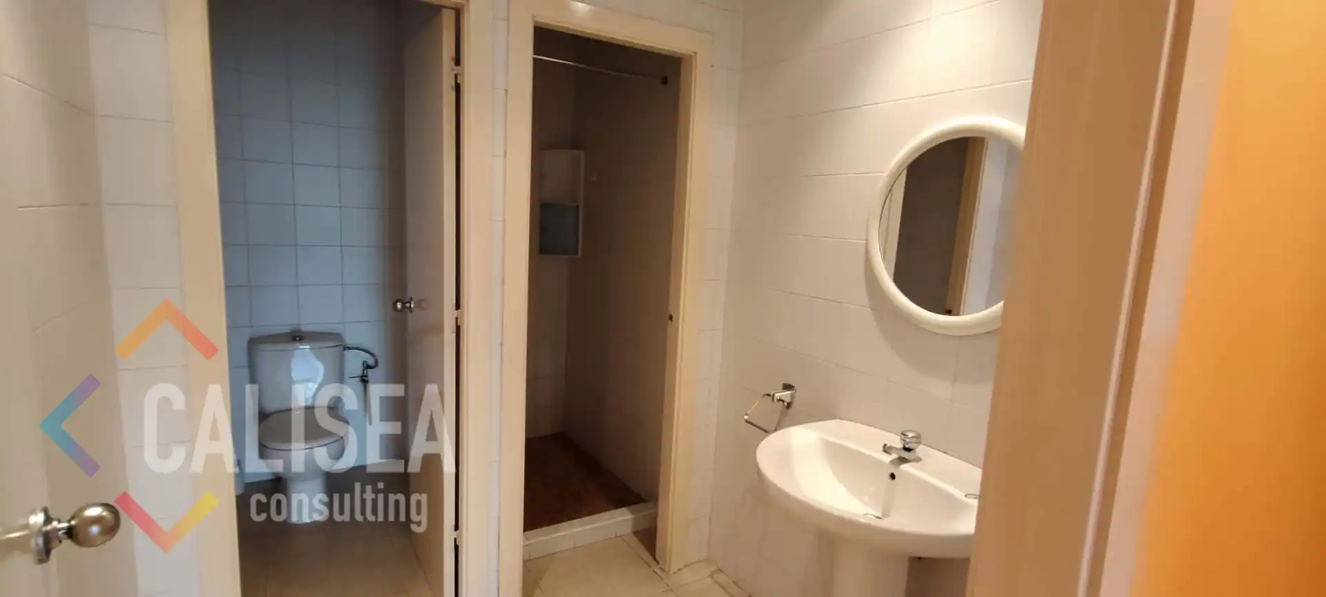 Badezimmer von Fabrikhallen zur Miete in Ripollet