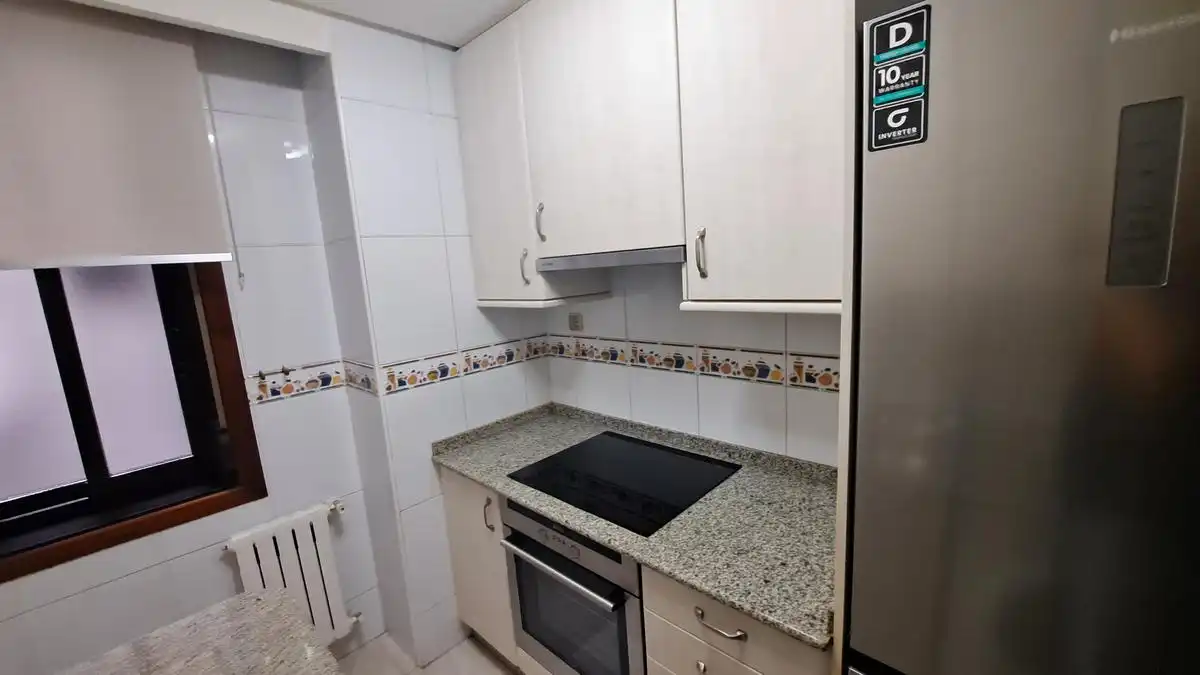 Cuina de Pis de lloguer en Ourense Capital  amb Calefacció, Moblat i Forn