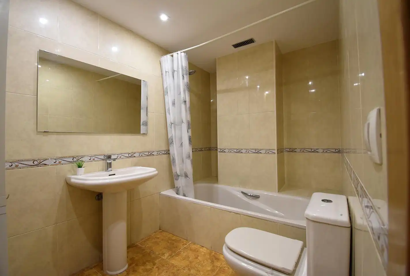 Badezimmer von Wohnung zum Verkauf in Zaragoza mit Klimaanlage, Heizung und Parkett