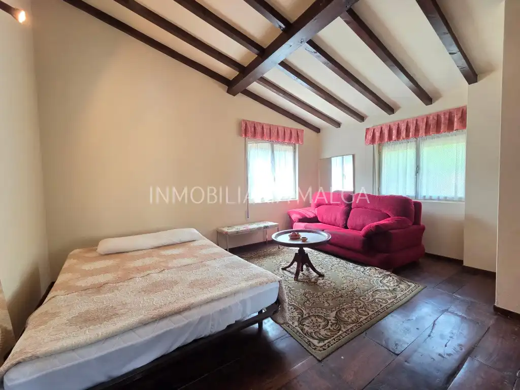 Sala d'estar de Casa o xalet en venda en Colunga amb Parquet, Traster i Moblat