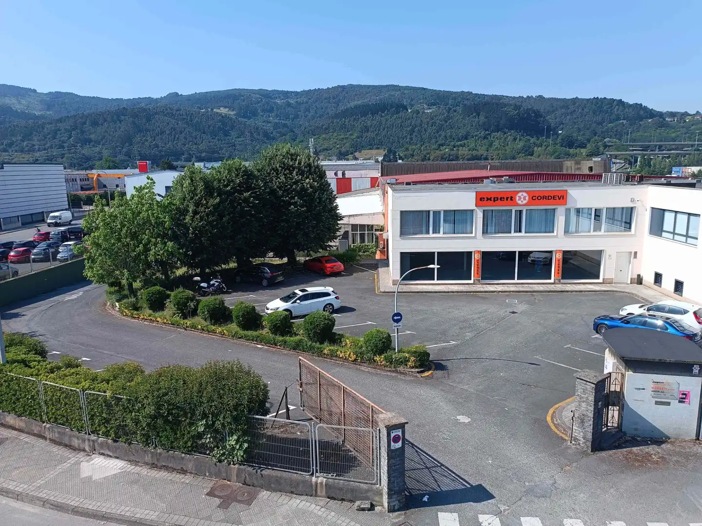 Vista exterior de Nave industrial en venta en Derio
