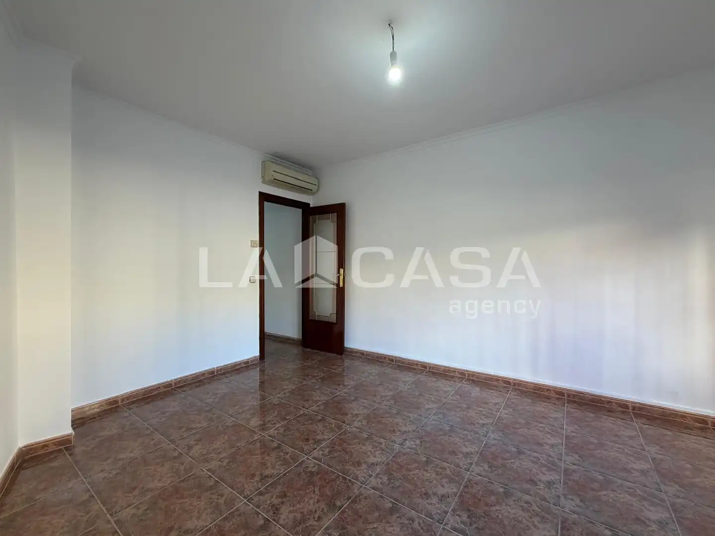 Wohnung zum Verkauf in Santa Coloma de Gramenet mit Heizung, Terrasse und Abstellraum