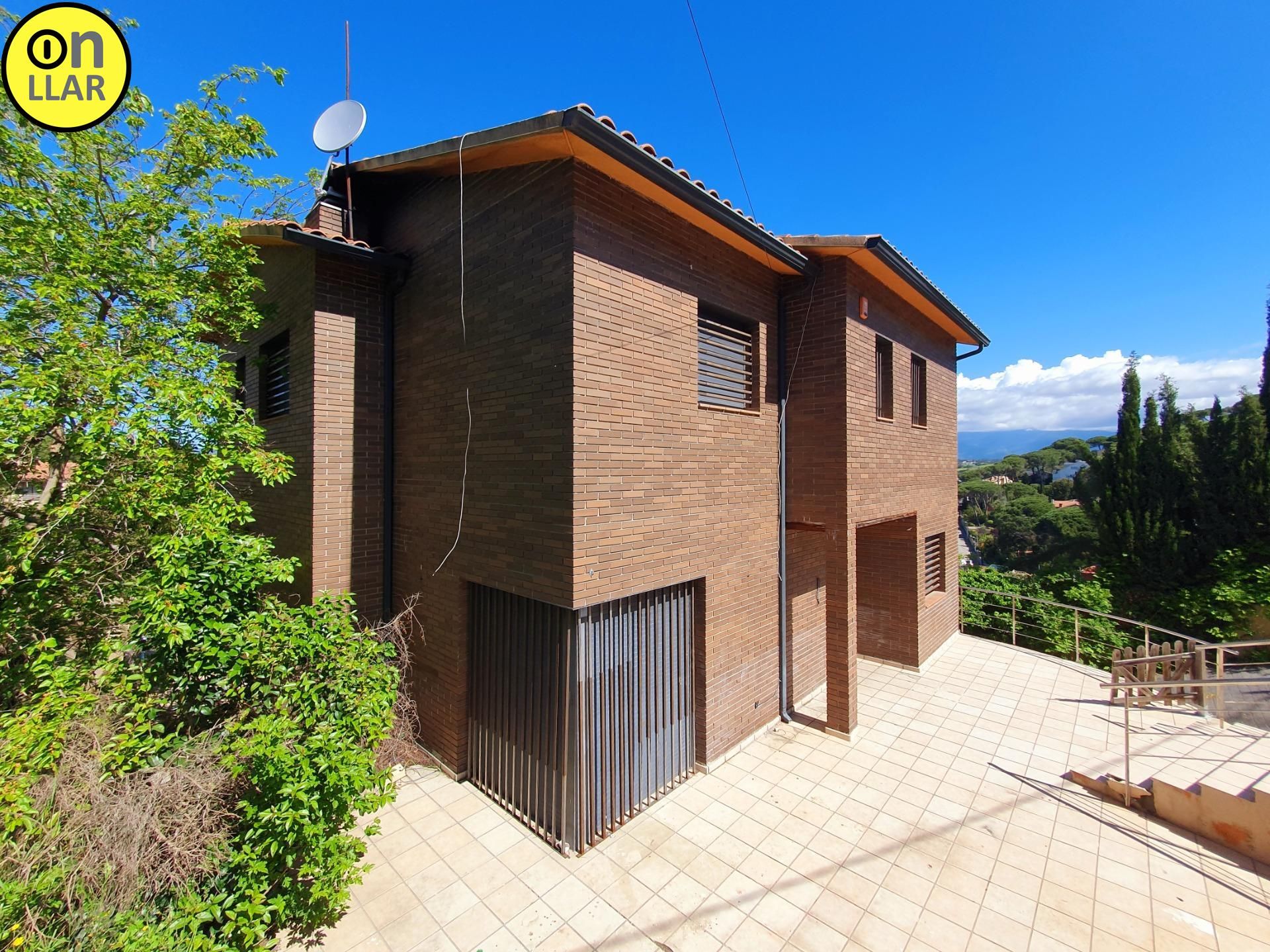 Vista exterior de Casa o xalet en venda en Llinars del Vallès amb Jardí privat, Terrassa i Traster