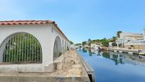 Vista exterior de Casa o xalet en venda en Empuriabrava amb Aire condicionat, Terrassa i Piscina