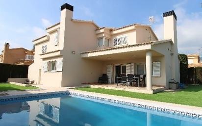 Vista exterior de Casa o xalet de lloguer en Benicasim / Benicàssim amb Aire condicionat, Terrassa i Piscina