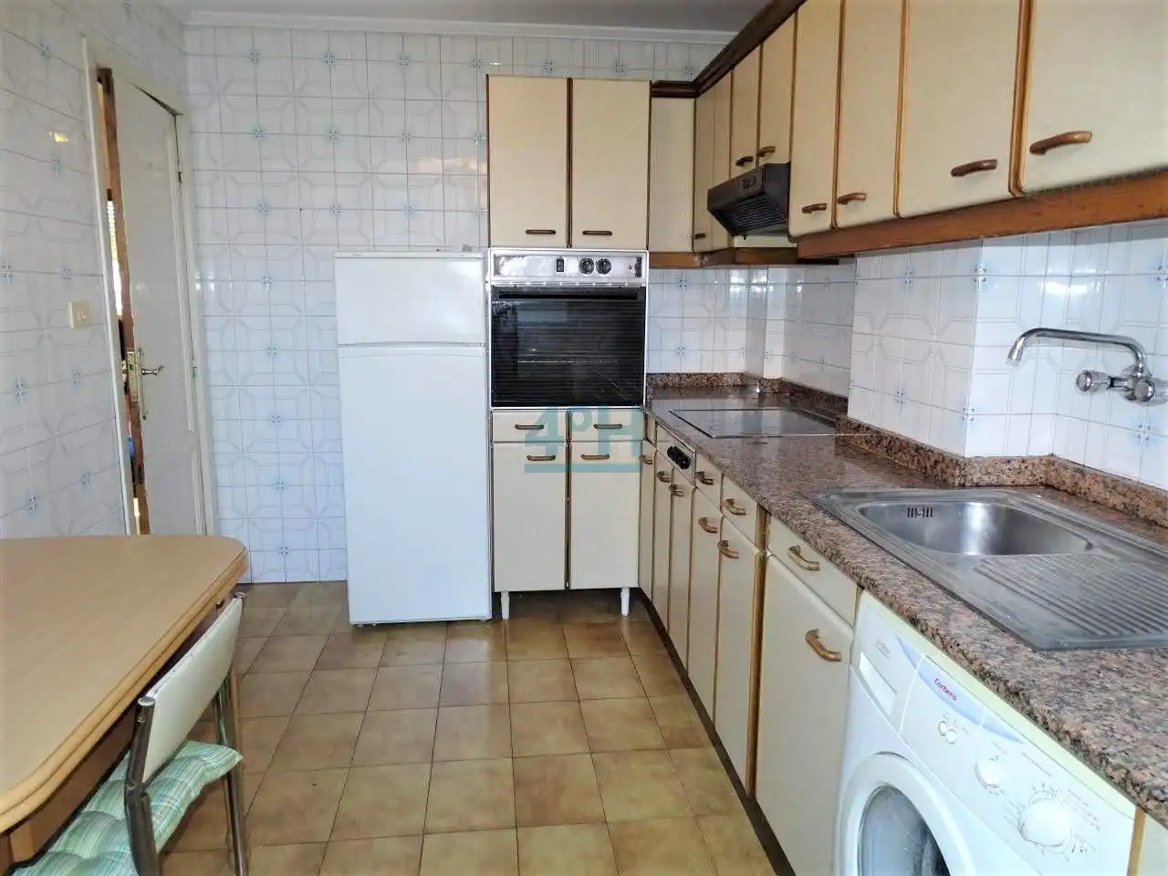 Cuina de Apartament en venda en Ourense Capital  amb Calefacció, Parquet i Moblat
