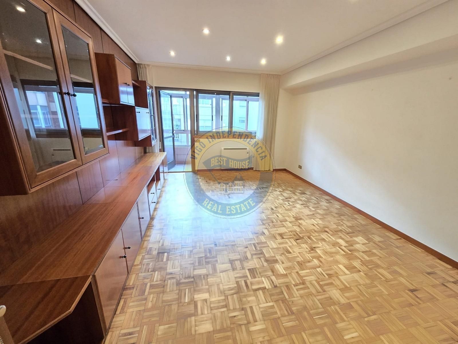 Piso de alquiler en Vigo  con Calefacción y Parquet