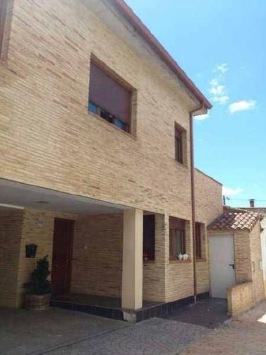 Casa adosada en venda a PINSEQUE, Venta del Olivar