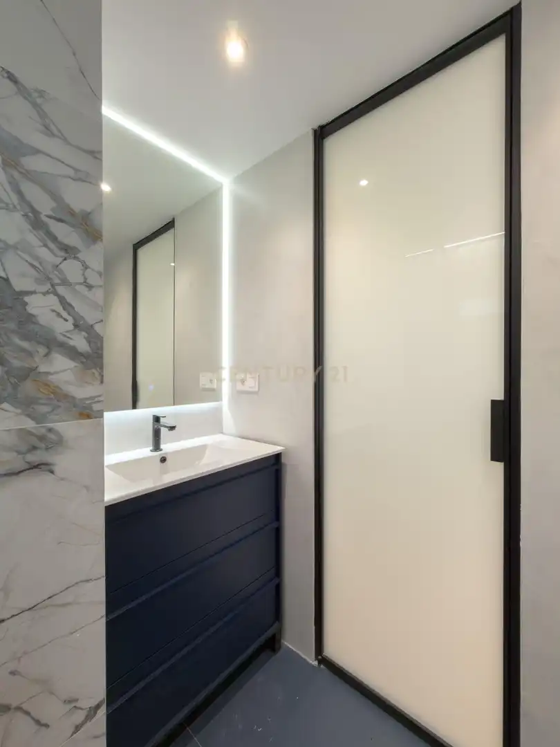 Baño de Apartamento en venta en Madrid con Aire acondicionado, Horno y Lavadora