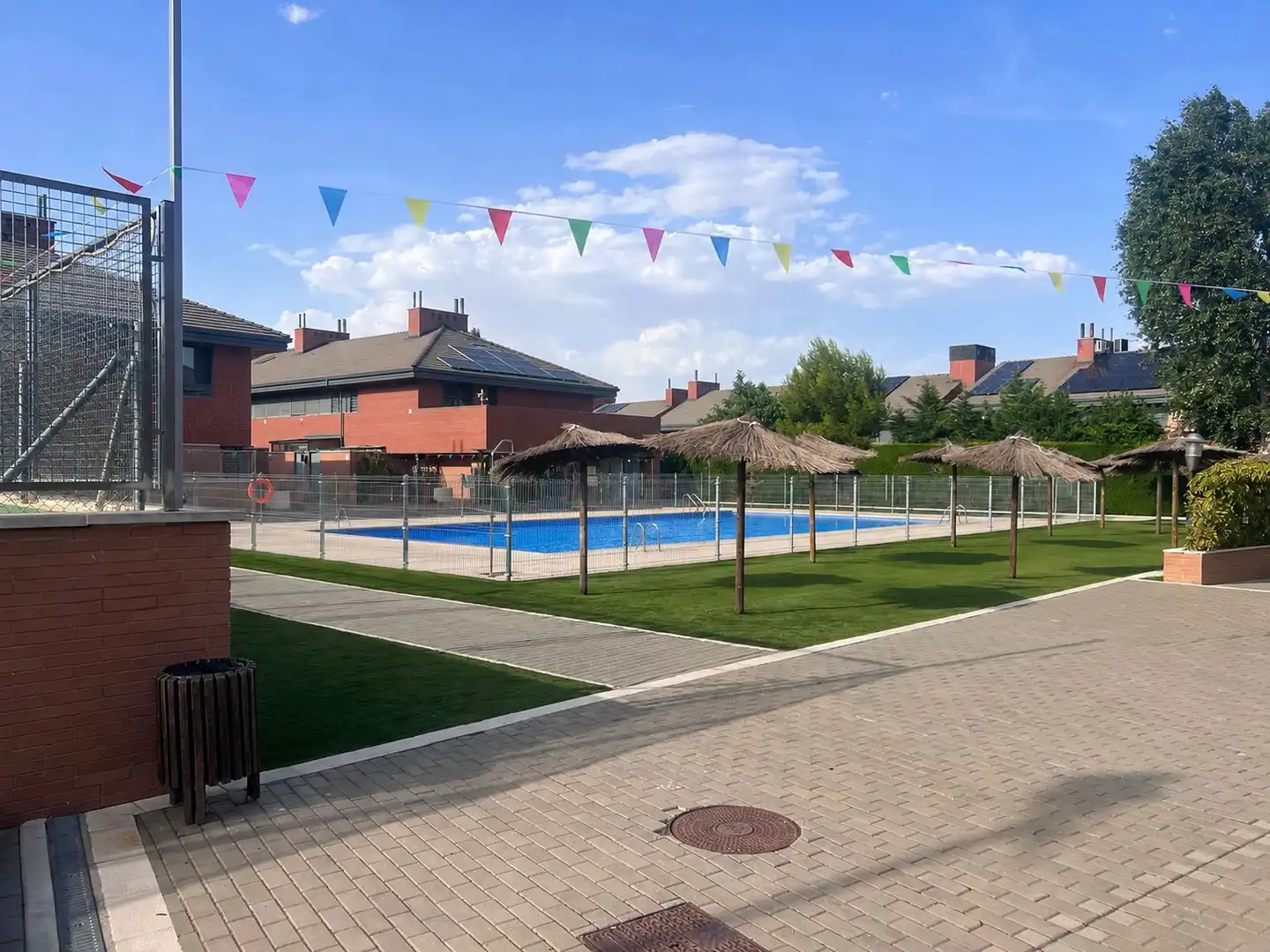 Piscina de Casa adosada en venda en Getafe amb Aire condicionat, Calefacció i Jardí privat