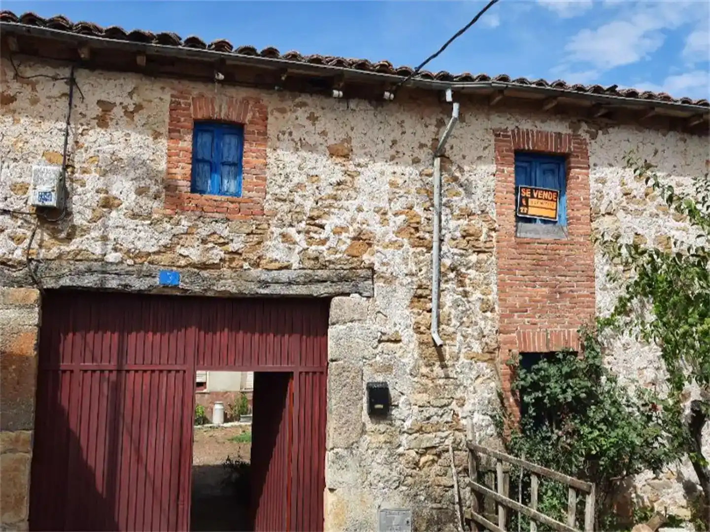 Vista exterior de Casa adosada en venda en La Ercina  amb Jardí privat i Moblat