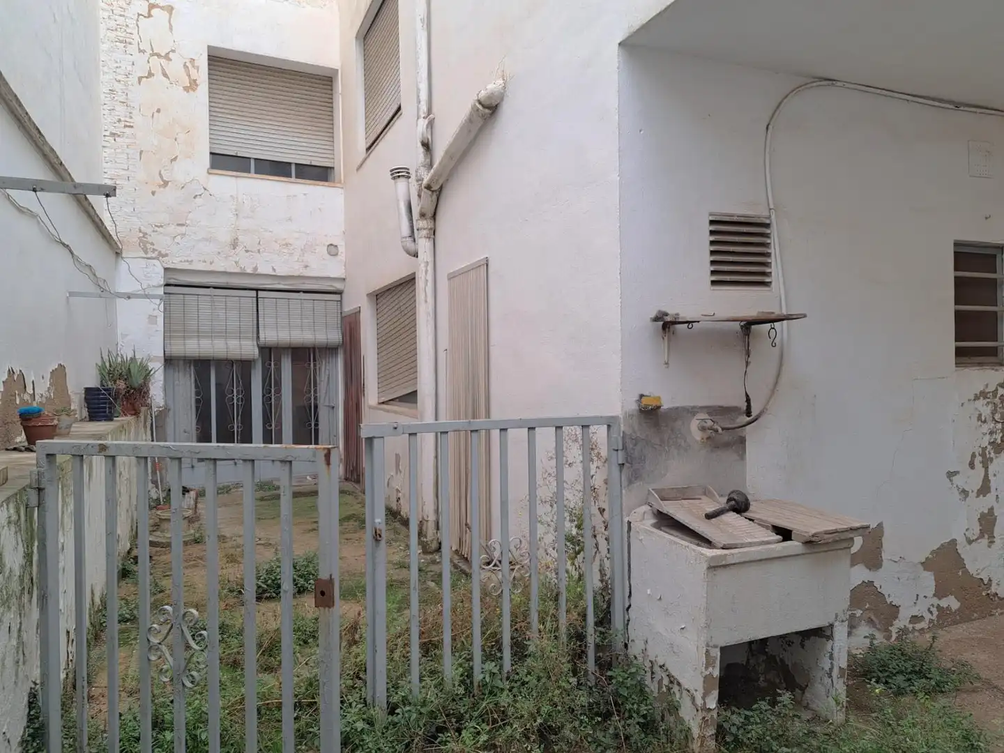Außenansicht von Einfamilien-Reihenhaus zum Verkauf in Requena mit Terrasse, Abstellraum und Balkon