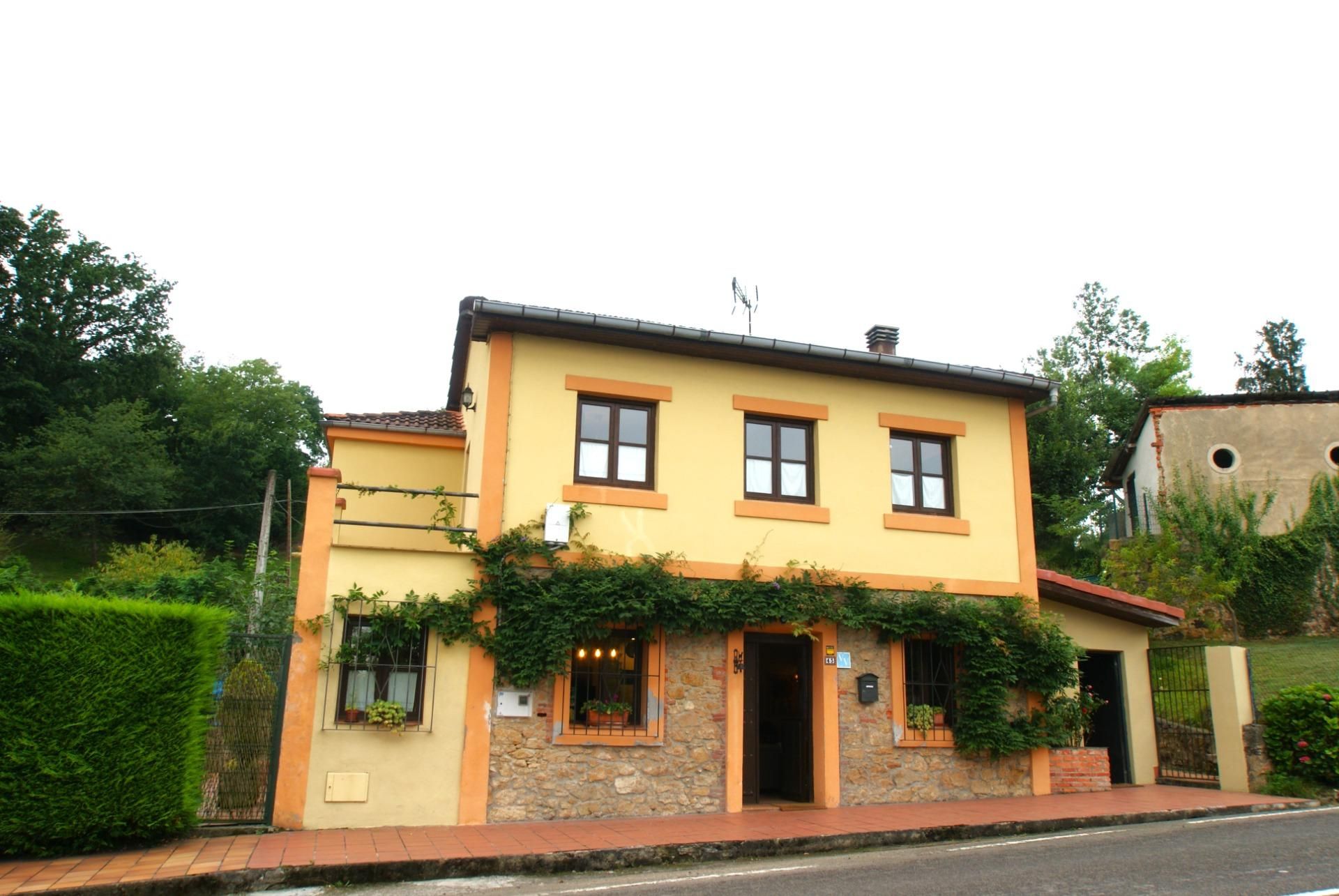 Vista exterior de Casa o xalet en venda en Grado amb Calefacció, Jardí privat i Terrassa