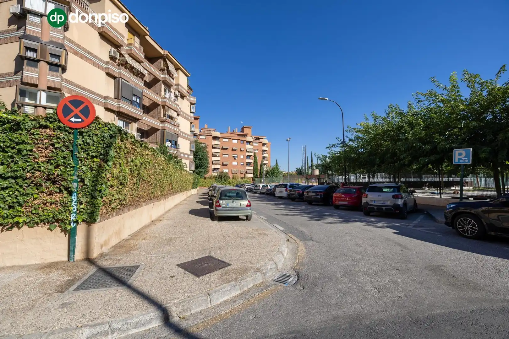Aparcament de Pis en venda en Granada amb Terrassa, Traster i Balcó