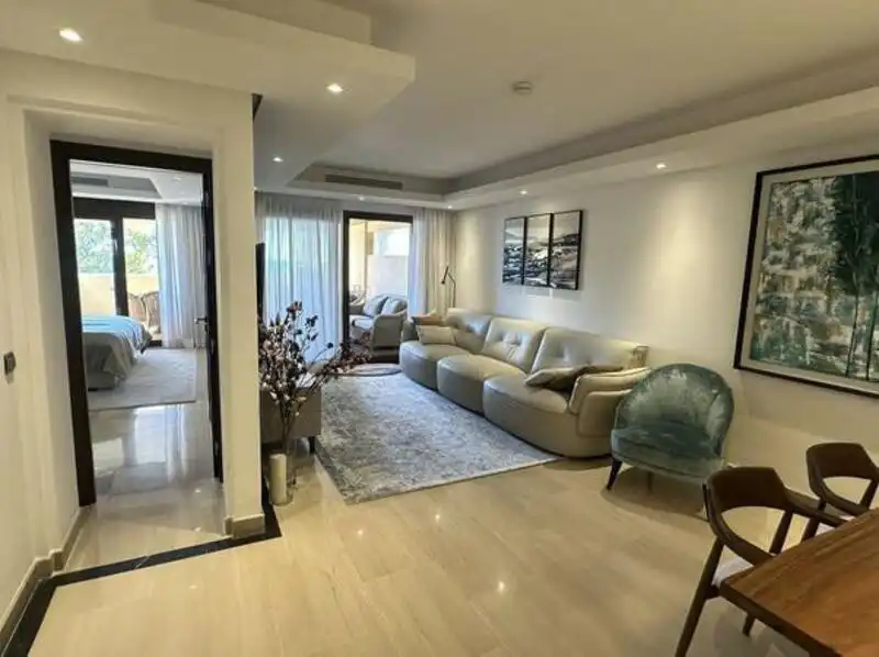 Sala de estar de Apartamento de alquiler en Estepona con Aire acondicionado, Terraza y Piscina