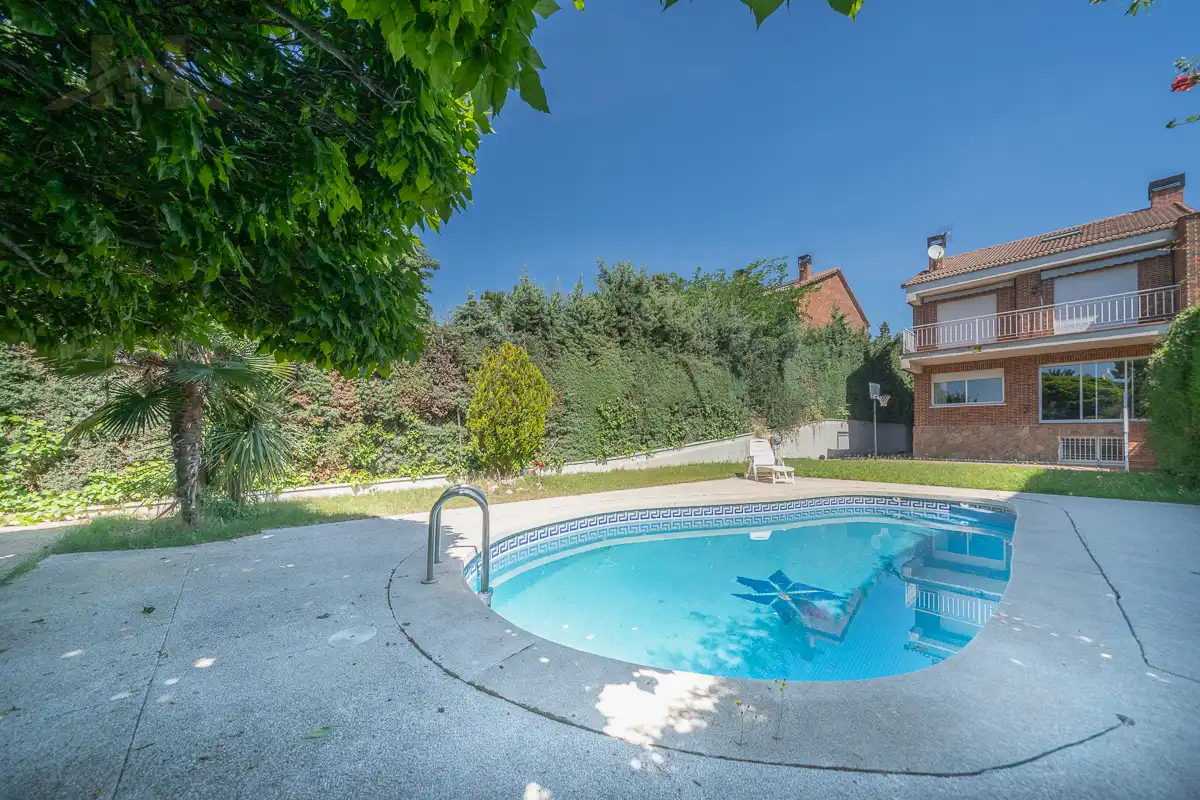 Piscina de Casa adosada en venta en Torrelodones con Aire acondicionado, Calefacción y Jardín privado