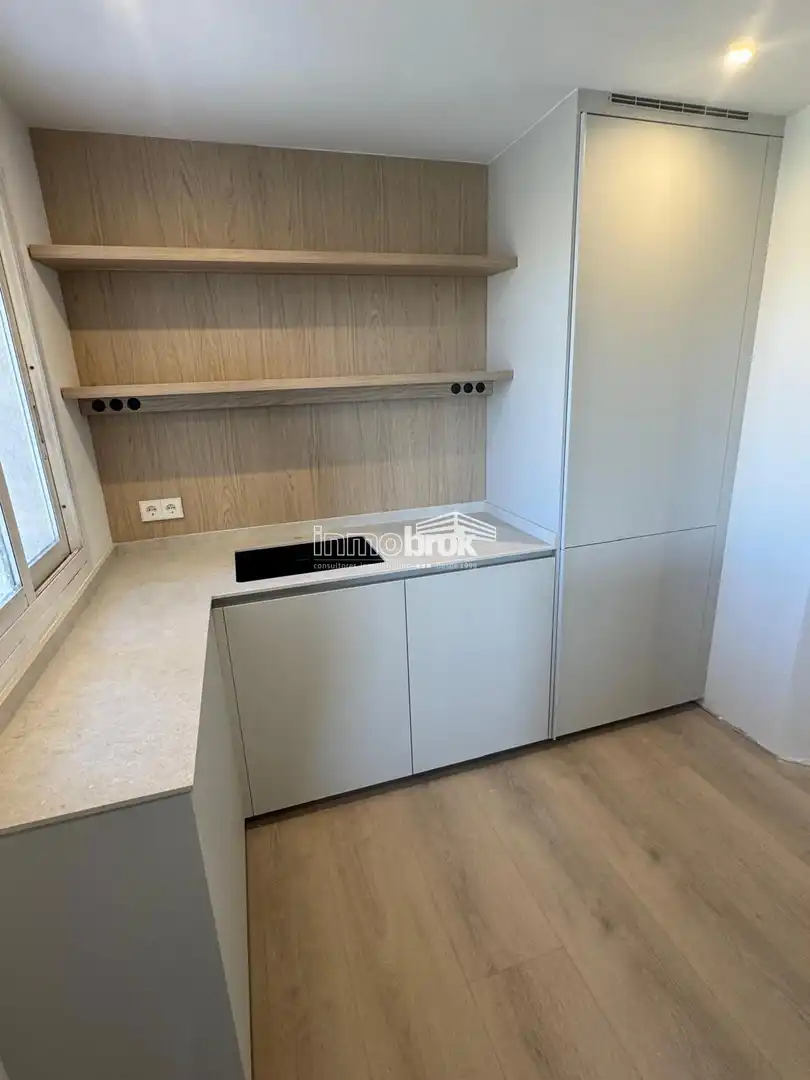 Küche von Dachboden zur Miete in La Moraleja mit Klimaanlage, Terrasse und Abstellraum
