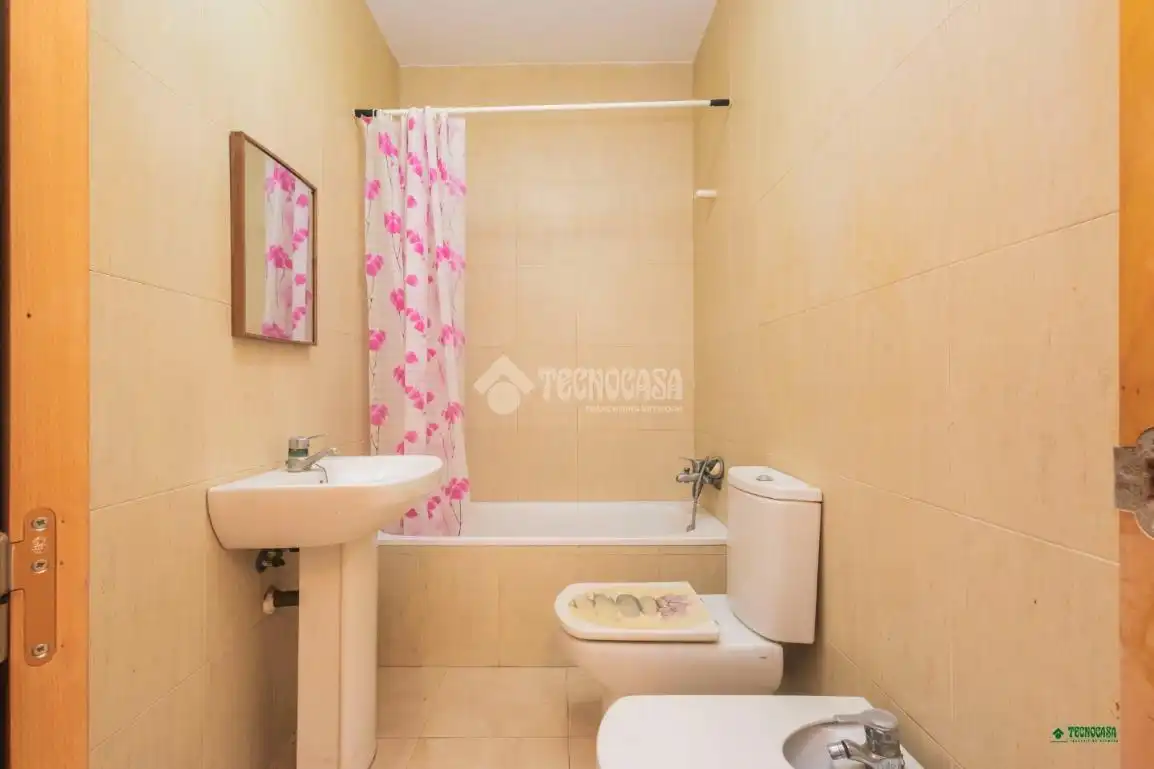 Baño de Piso en venta en Costacabana - Loma Cabrera