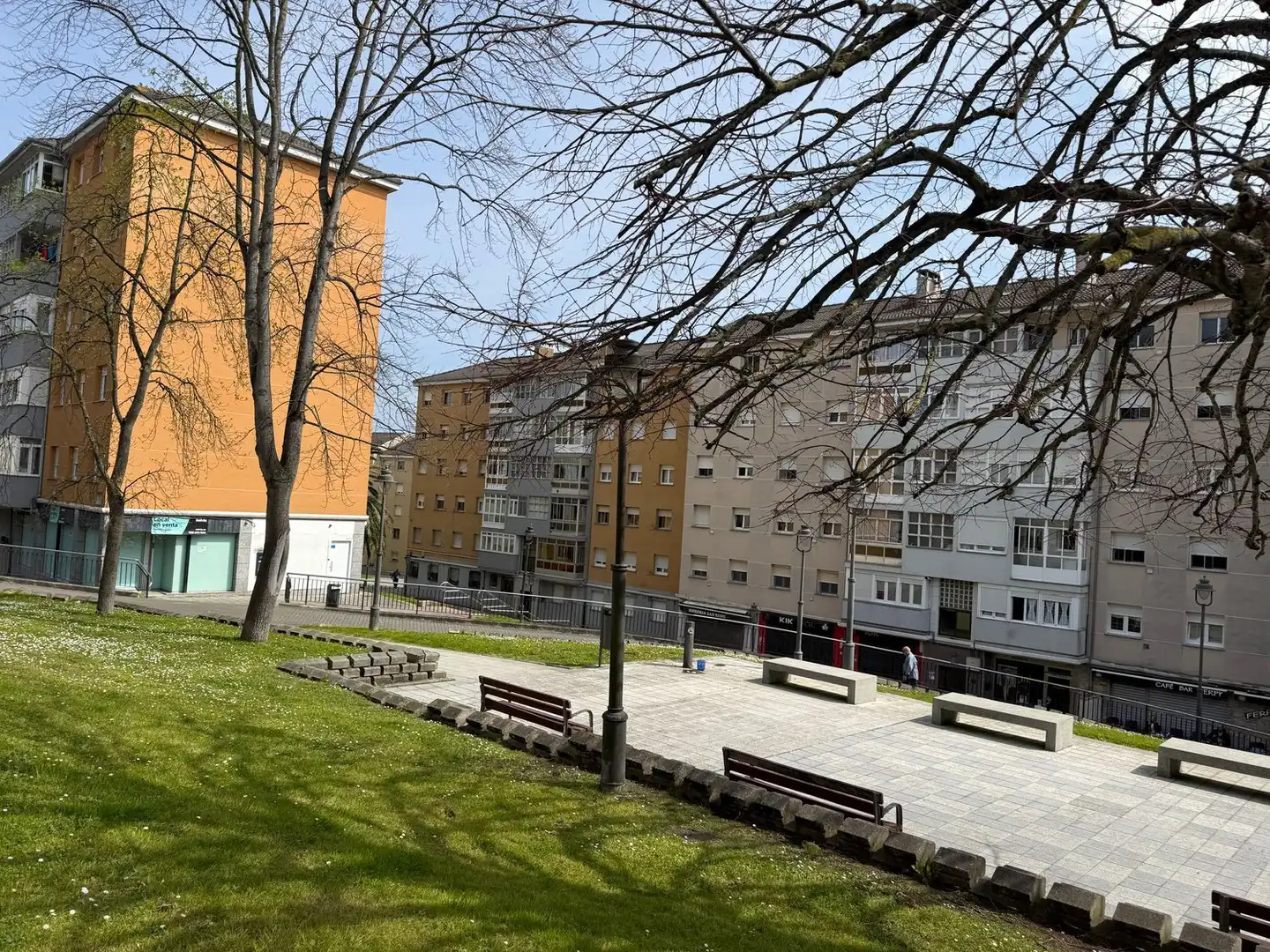 Vista exterior de Piso en venta en Avilés con Calefacción, Terraza y Piscina