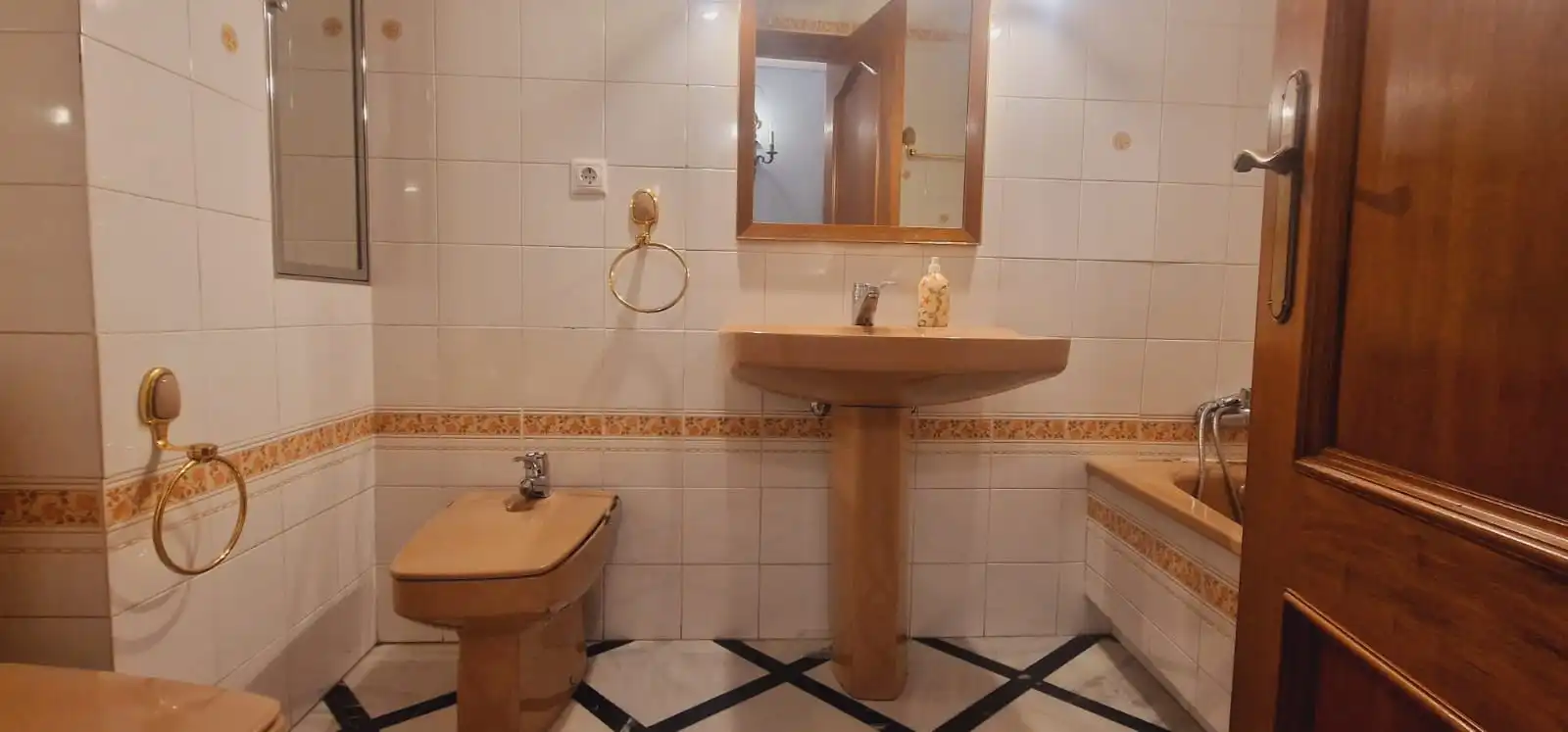 Bany de Casa o xalet en venda en Córdoba amb Aire condicionat, Calefacció i Jardí privat