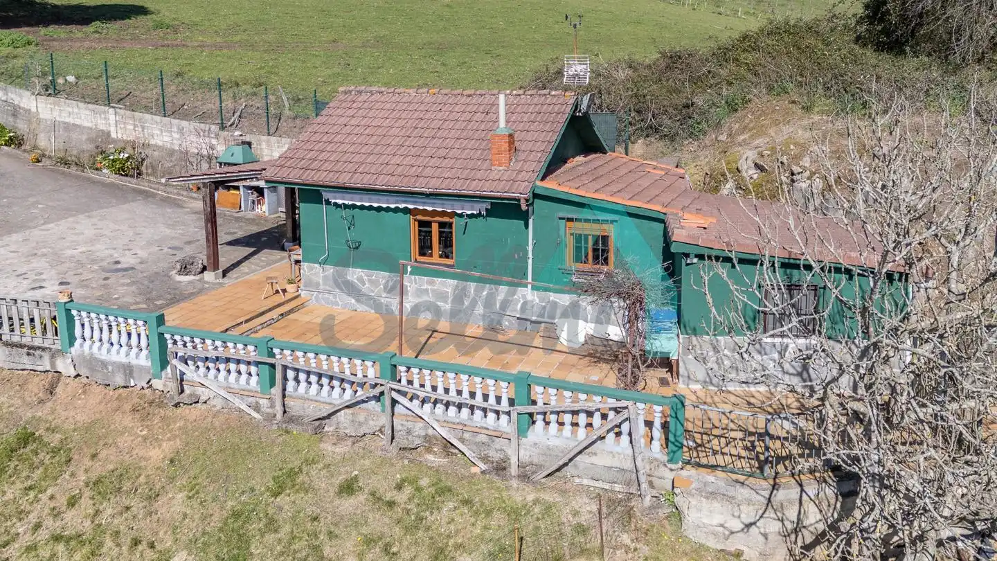 Vista exterior de Casa o xalet en venda en Oviedo  amb Jardí privat, Terrassa i Traster