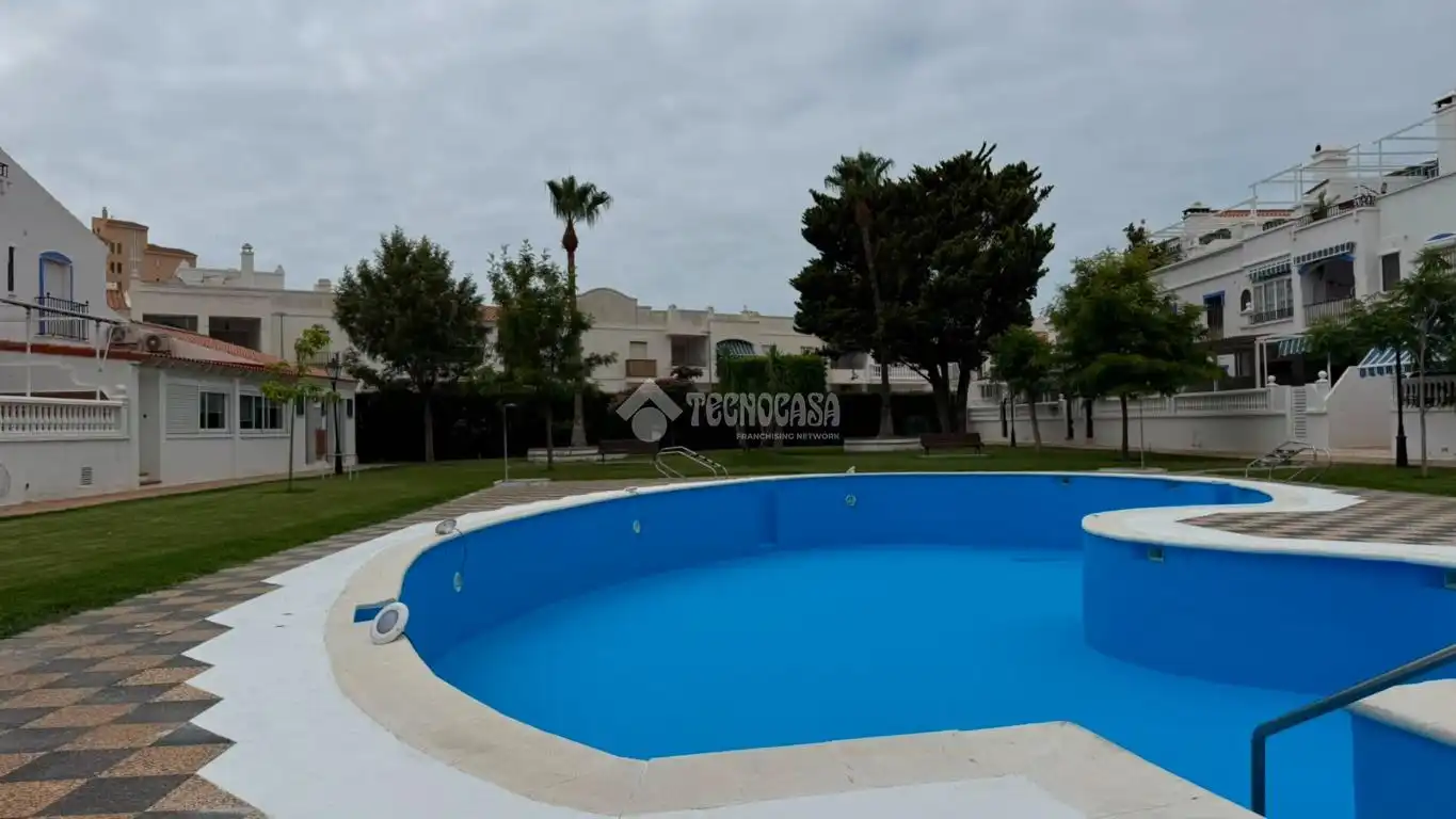 Piscina de Dúplex en venta en Motril con Terraza, Piscina y Piscina comunitaria