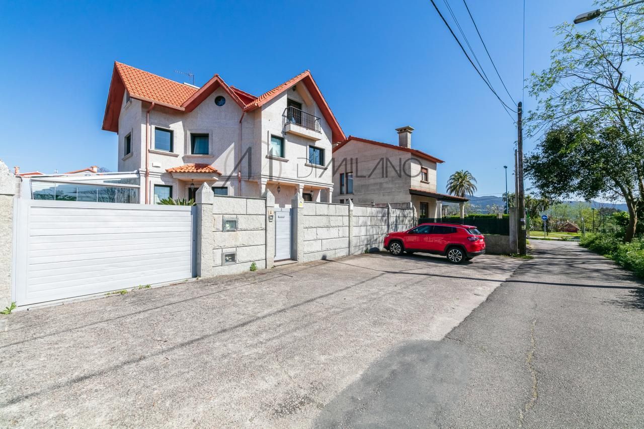 Vista exterior de Casa o xalet en venda en Vigo  amb Calefacció, Jardí privat i Terrassa