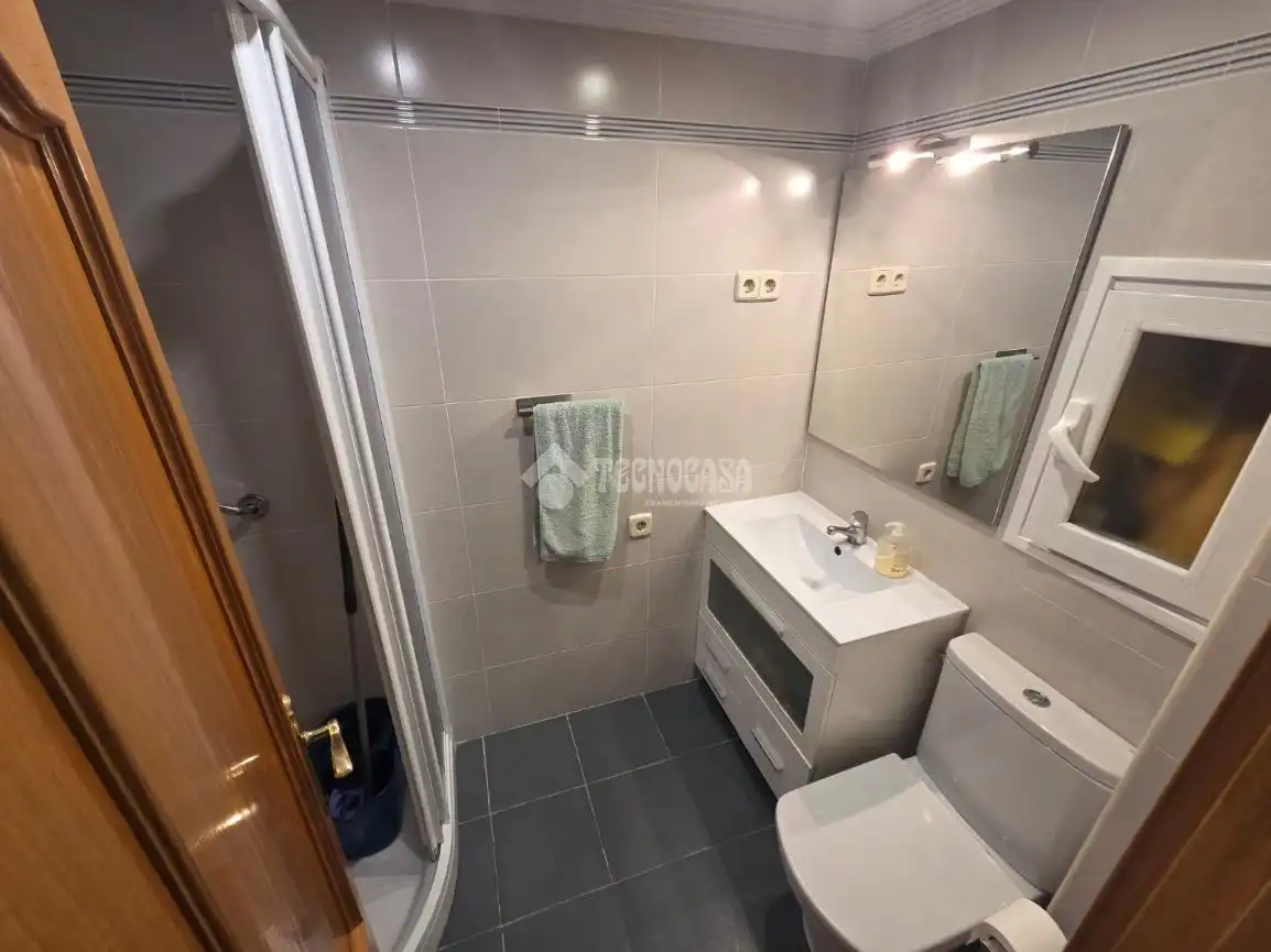 Bathroom of Flat for sale in Madrid